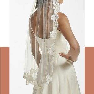 Trailing lace mantil/ veil